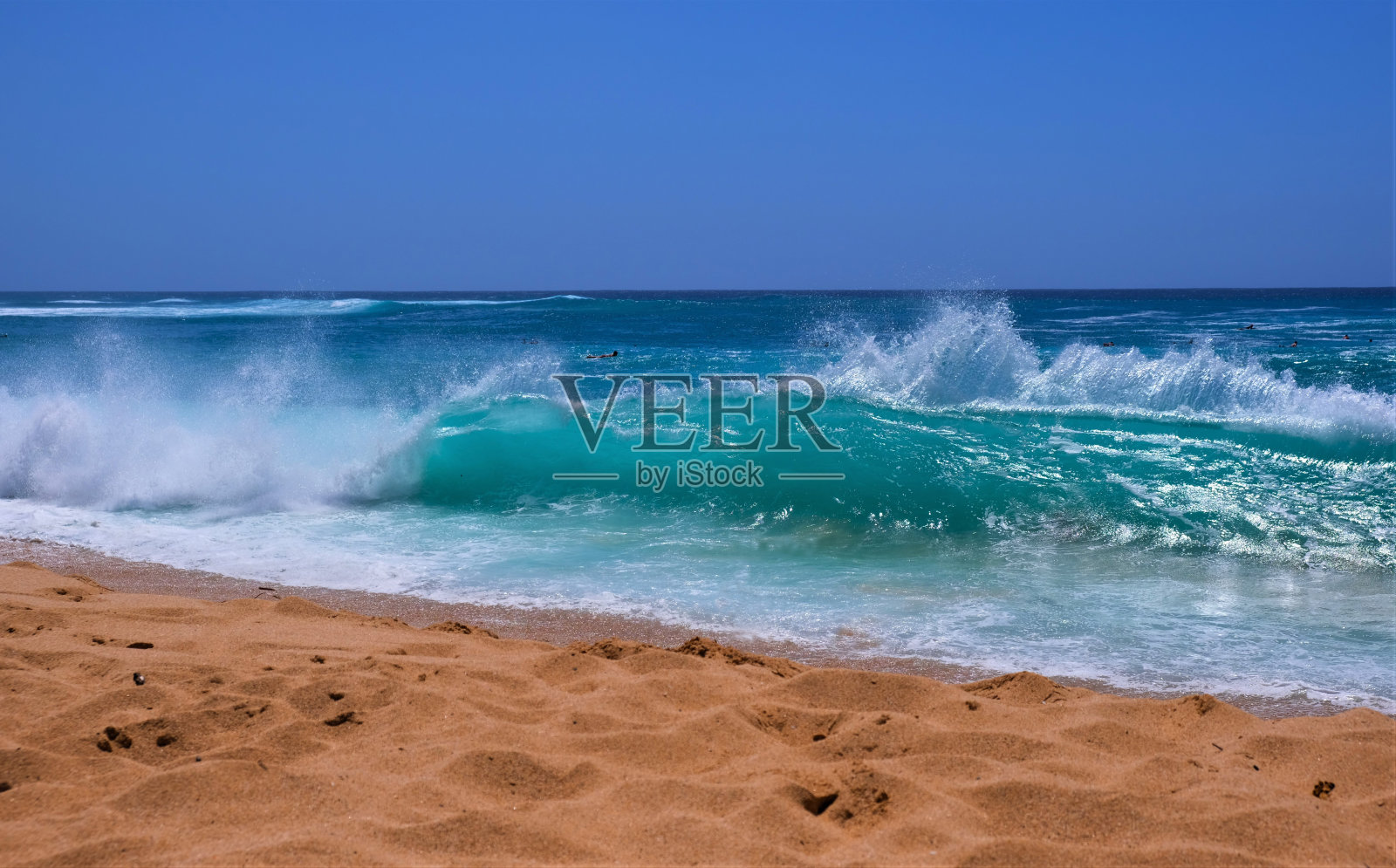 构造波干涉(当波碰撞时)。马哈哈海滩，威纳伊岛，瓦胡岛，你好照片摄影图片