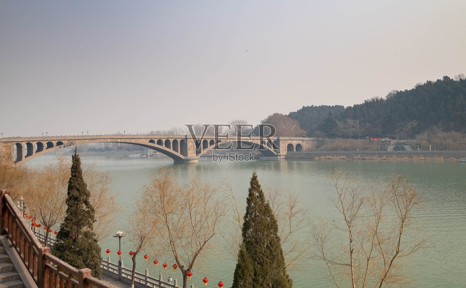 在龙门石窟的步道和中国风格的桥。照片摄影图片
