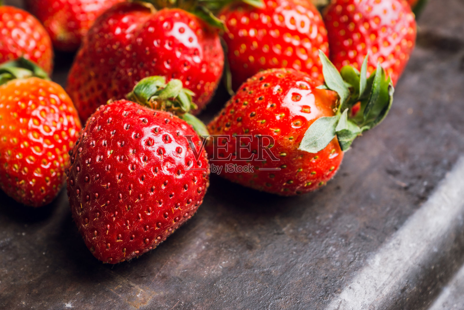 新鲜成熟的草莓在黑暗的乡村背景照片摄影图片