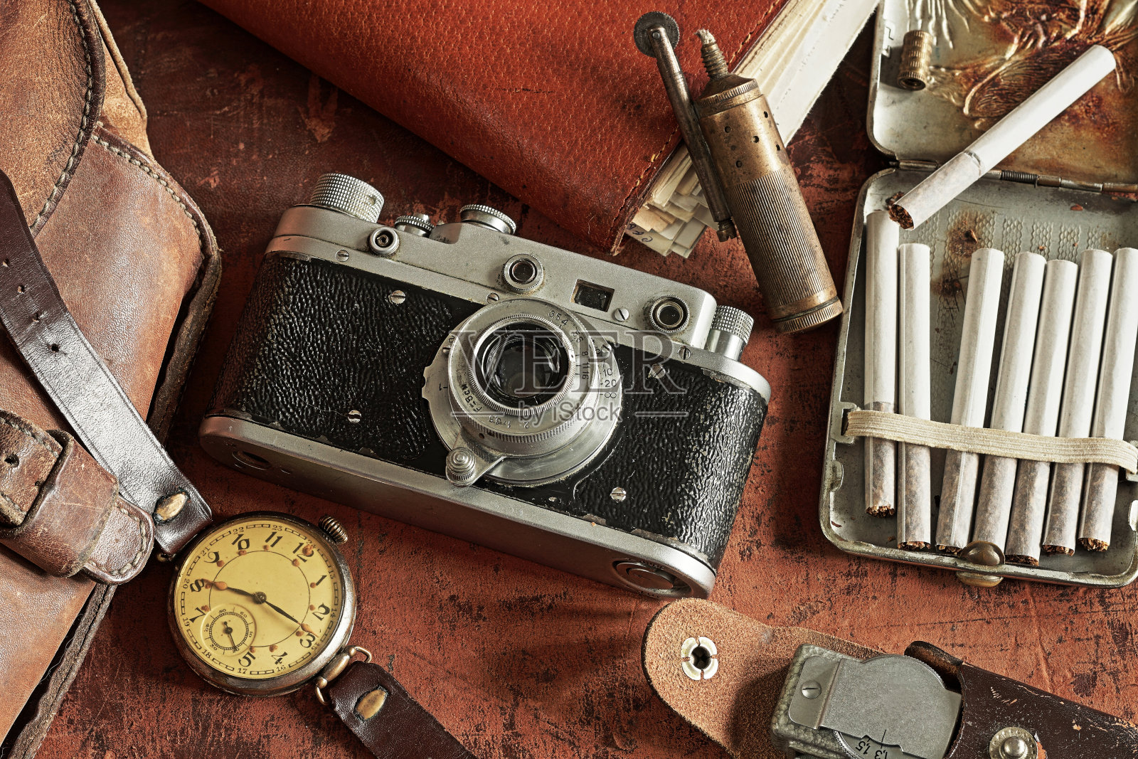 复古相机周围的古董照片摄影图片
