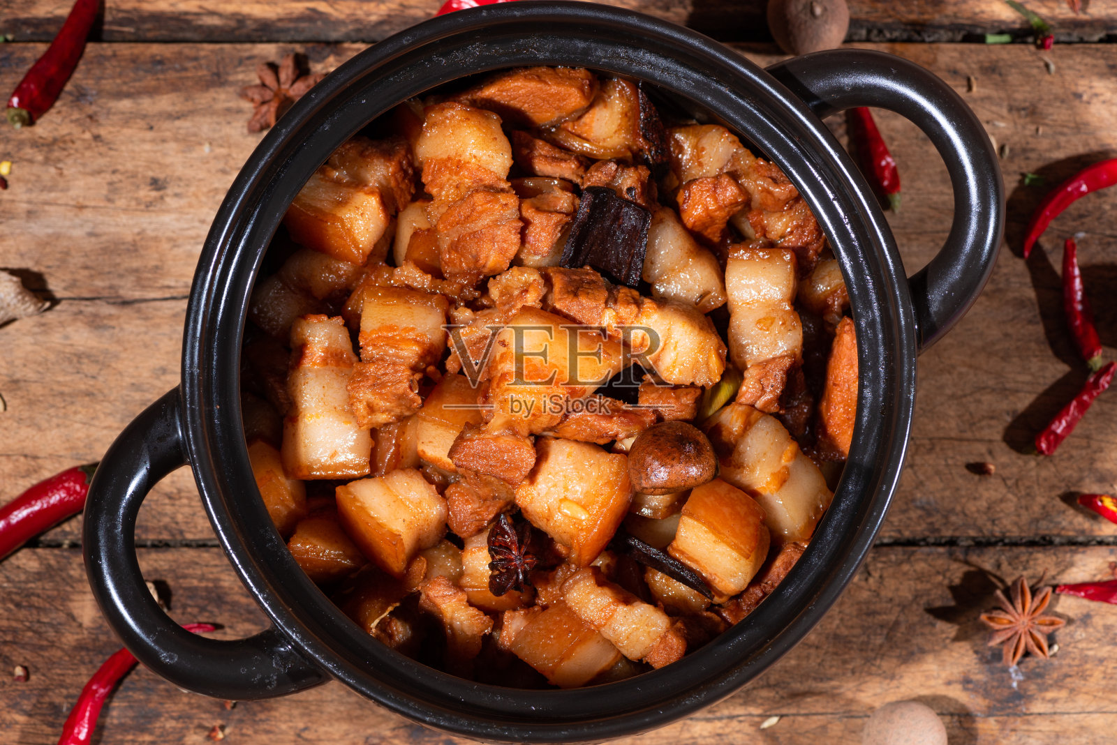 清汤，红烧猪肉，砂锅照片摄影图片