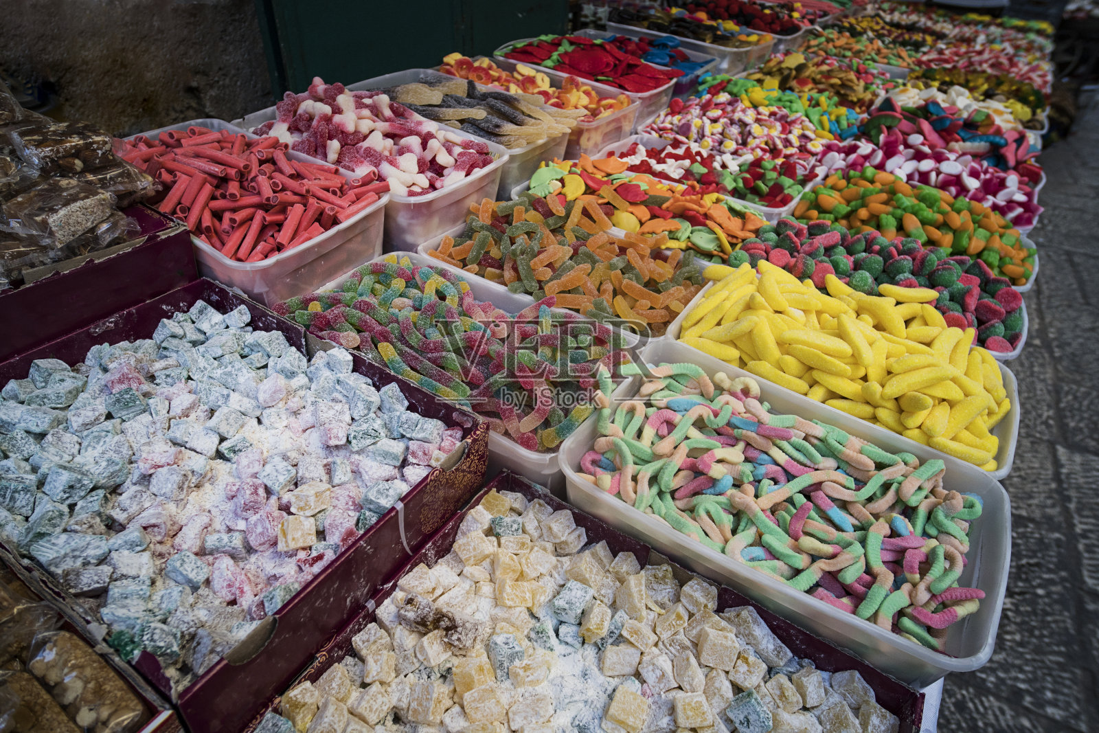 东方乐在露天食品市场出售。土耳其蛋糕，糖果，水果果冻，街头购物用的五颜六色的糖果。爱吃甜食的快乐。一排排甜蜜的摊位。各种照片摄影图片