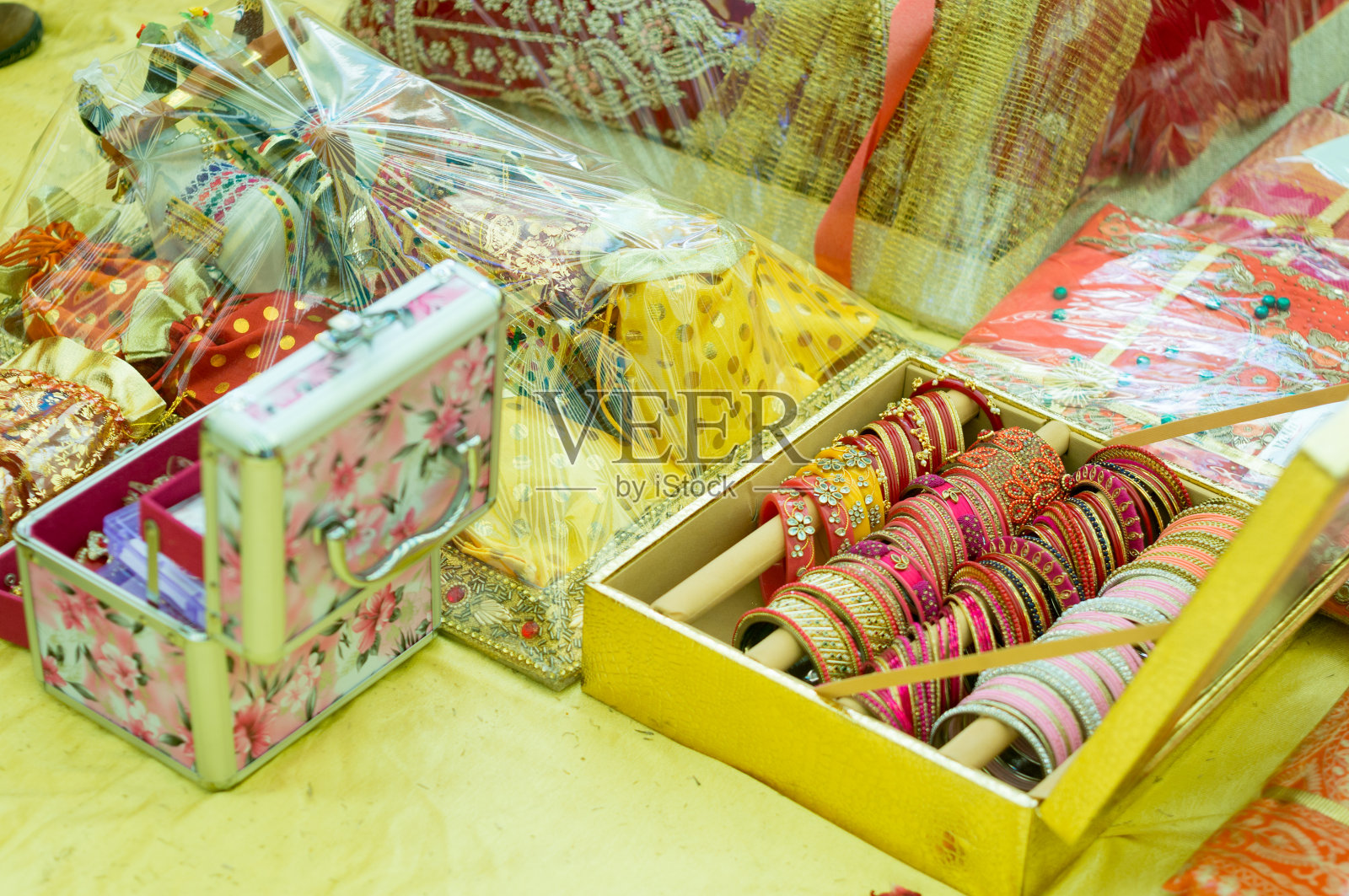 各式各样的糖果，手镯，装饰品，纱丽，珠宝在印度婚礼照片摄影图片