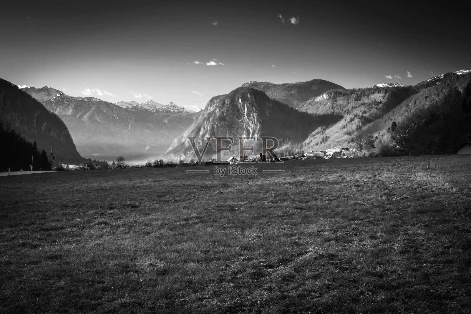 美丽的黑色和白色的冬季风景在波欣日，斯洛文尼亚照片摄影图片