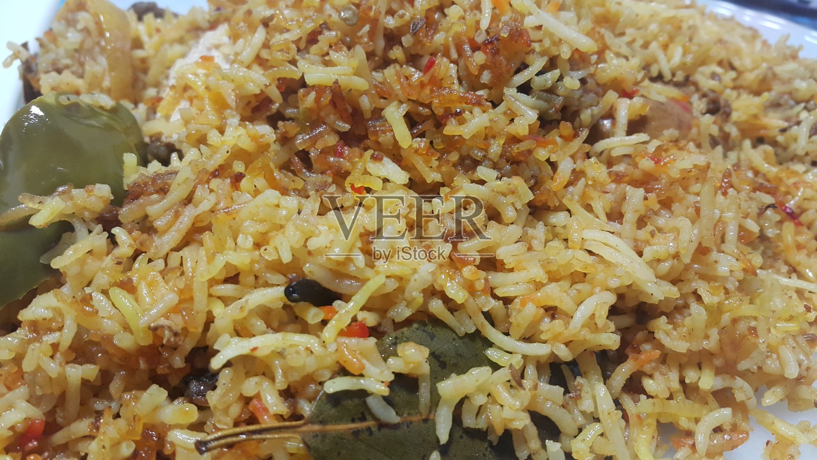 近距离观看煮熟的米饭鸡印度饭，以传统的食谱在巴基斯坦很受欢迎的美味照片摄影图片