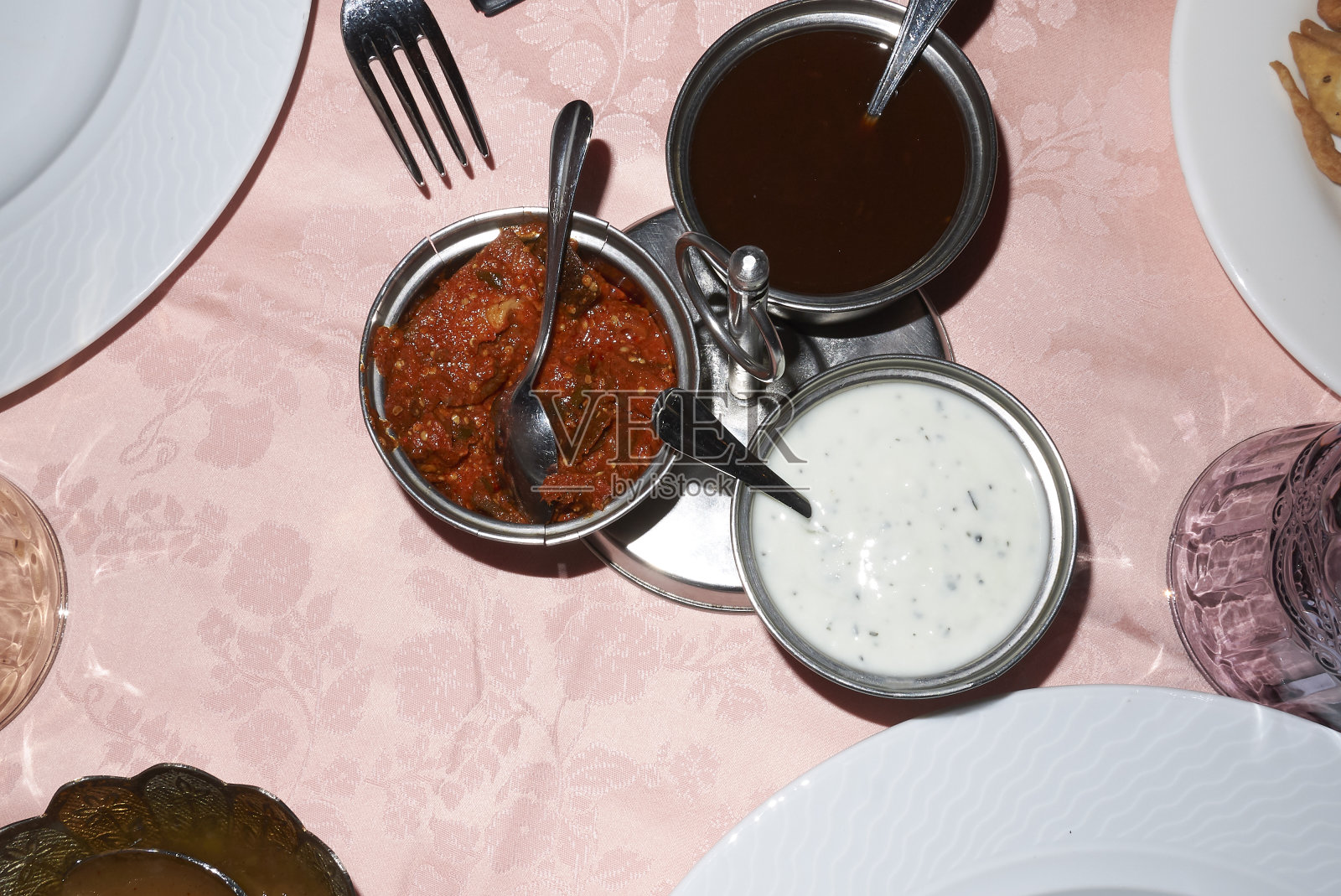 印度蘸酱放在桌子上照片摄影图片