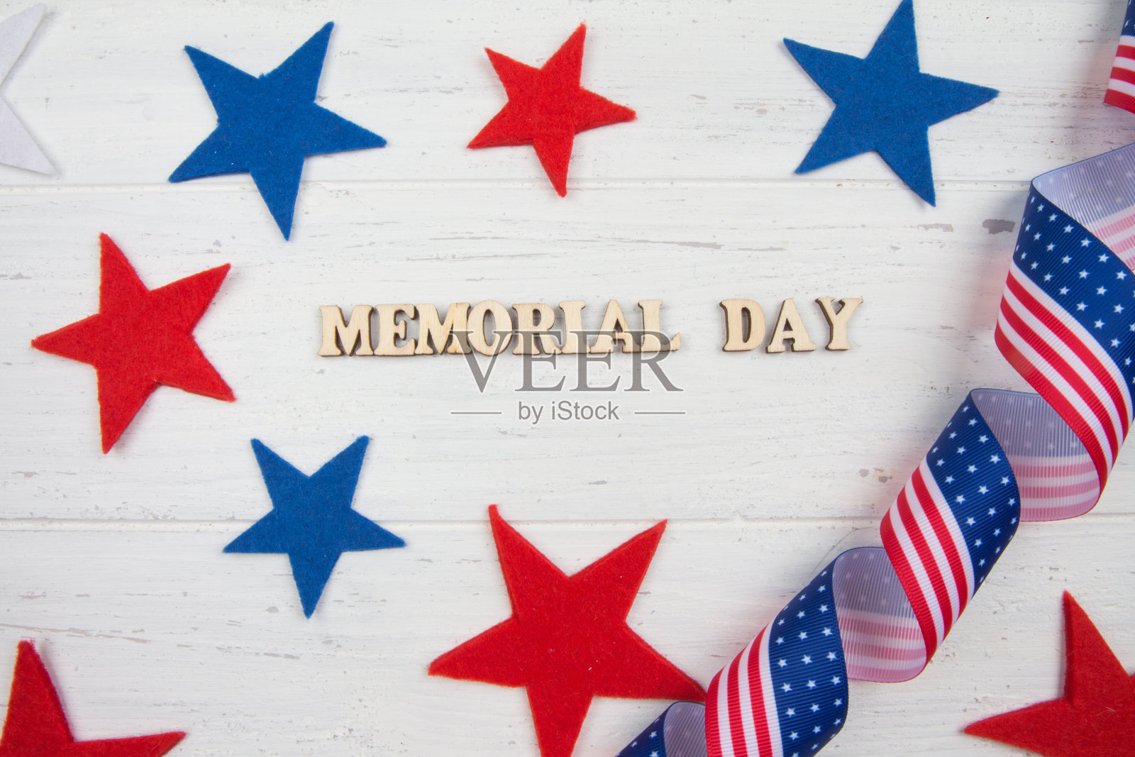 星星和美国国旗。阵亡将士纪念日。白色木制背景照片摄影图片