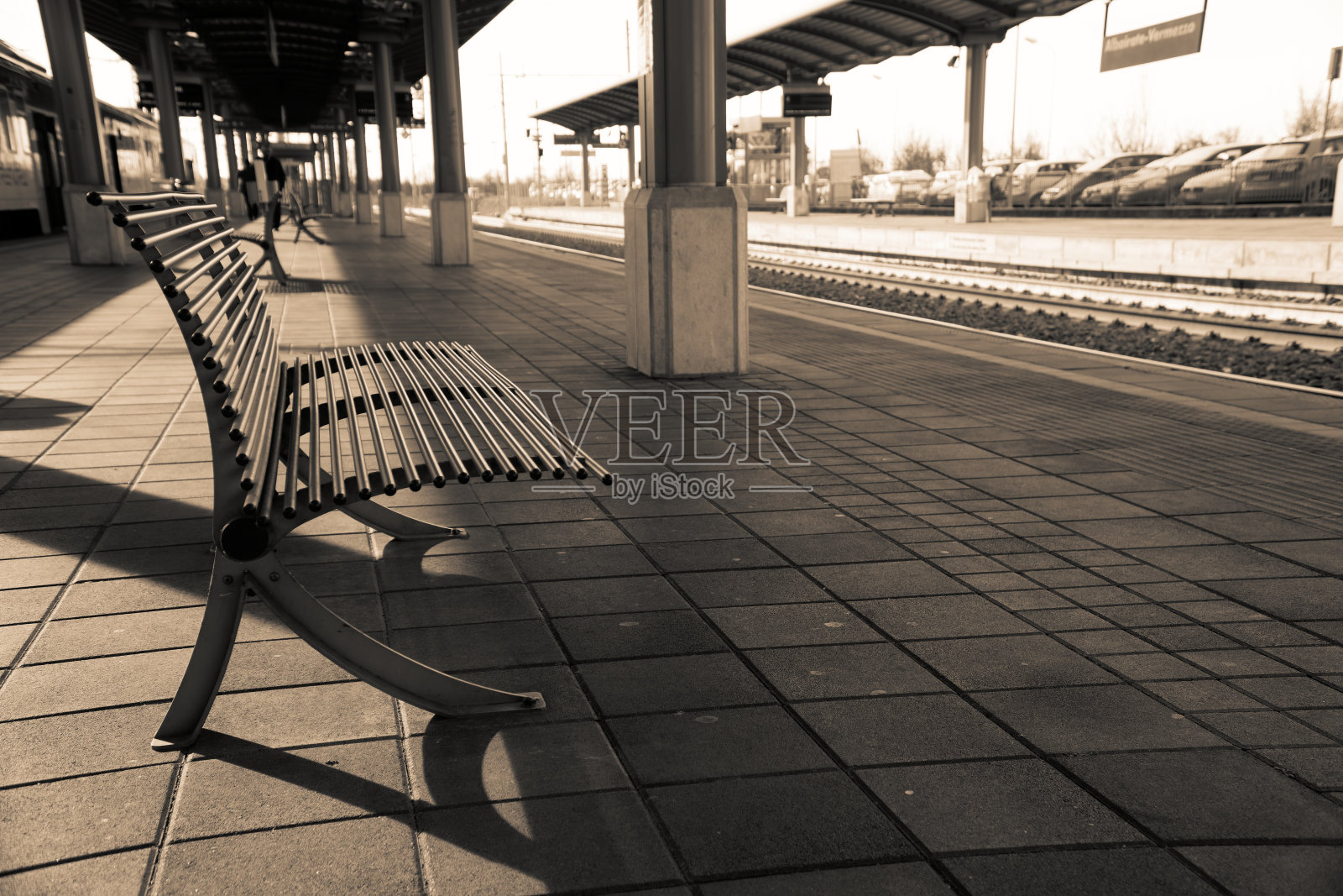 空荡荡的火车站，空荡荡的站台上的铁椅或长凳。照片摄影图片