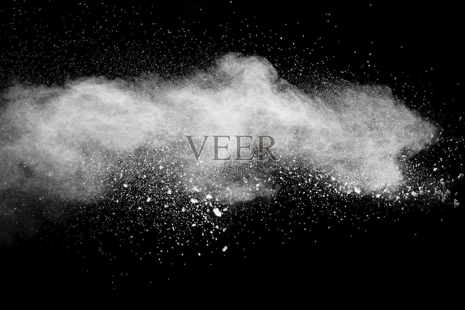白色粉末爆炸。在黑色背景上冻结白色尘埃粒子的运动。照片摄影图片