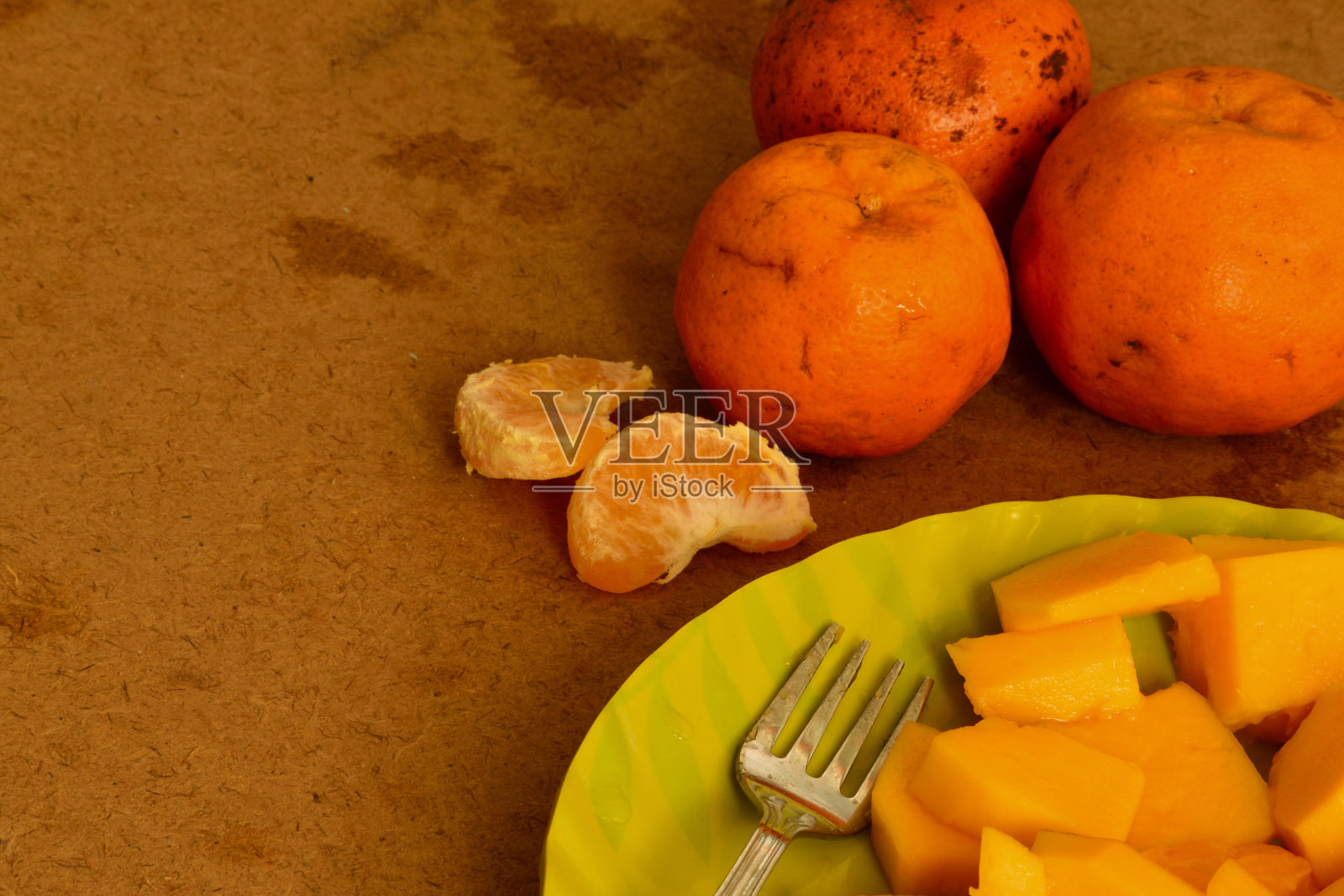 一个盛满木瓜片和其他水果的盘子照片摄影图片