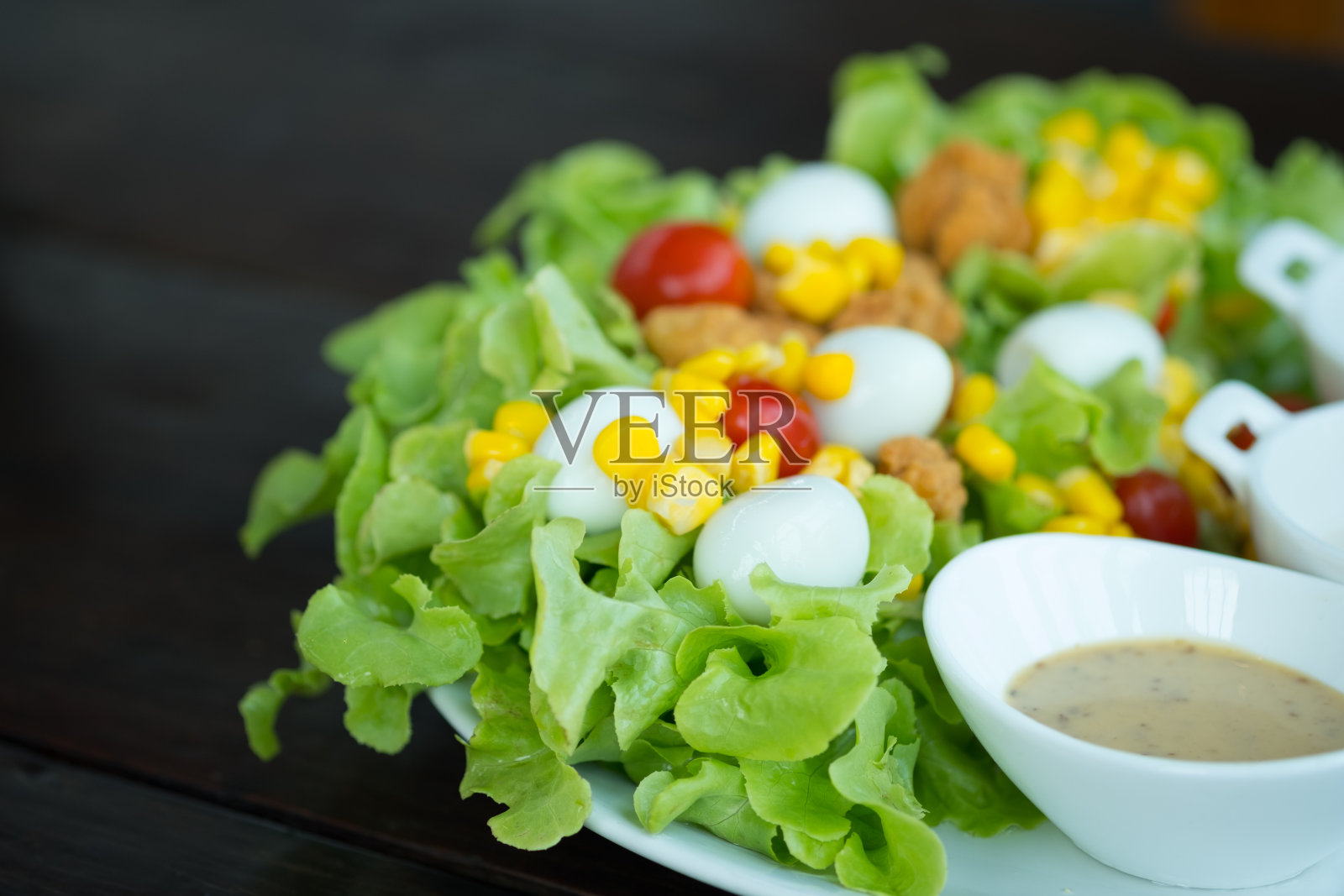 新鲜的沙拉，配以绿橡树莴苣，玉米，西红柿，炸鸡和鹌鹑蛋，食品有机蔬菜照片摄影图片