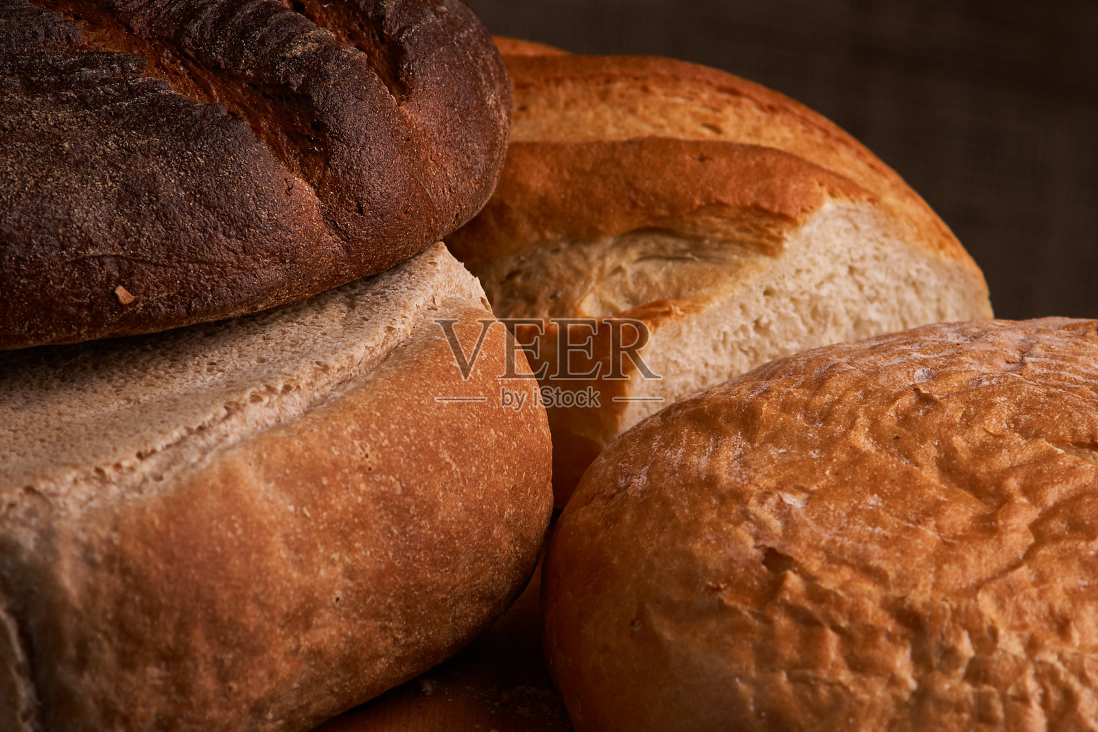 新鲜的面包，家庭食物的概念近距离摆在桌上照片摄影图片