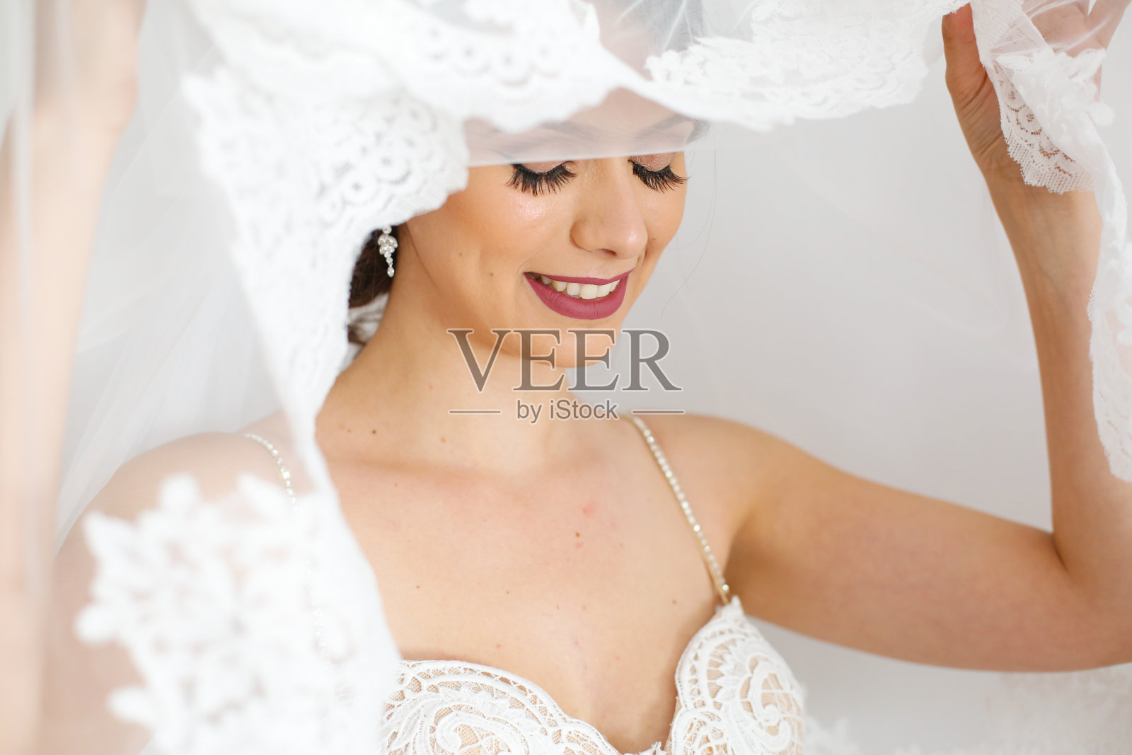 一位戴着面纱的黑发新娘对着镜头微笑照片摄影图片