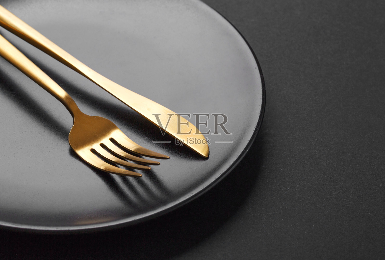 黑色背景上的金色餐具照片摄影图片