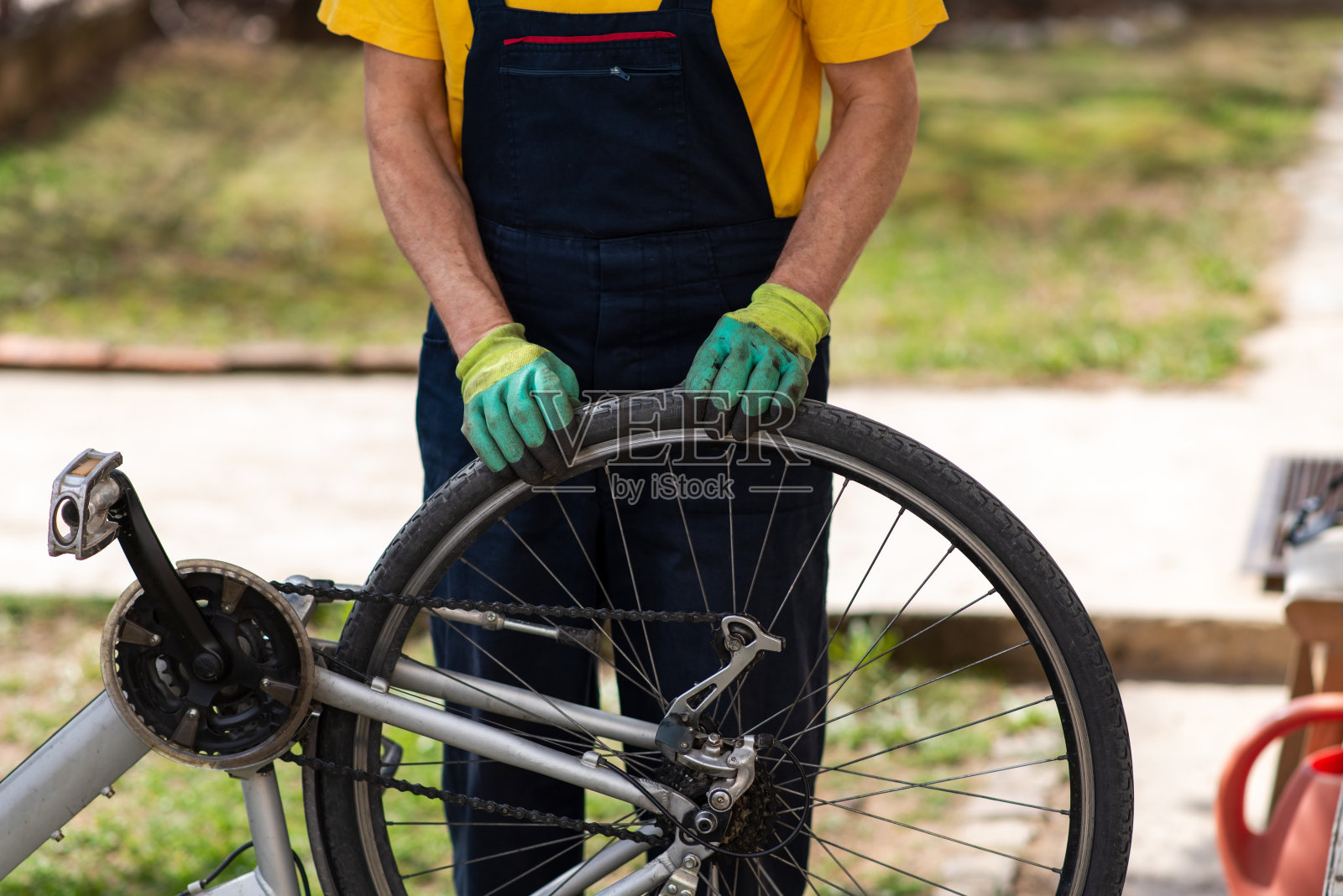 男子检查自行车轮胎气压照片摄影图片