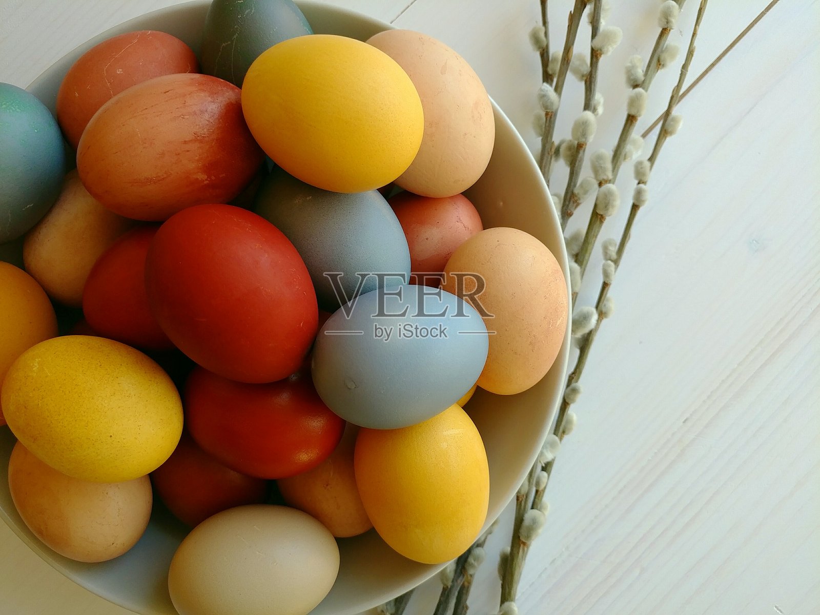 天然染色鸡蛋和餐具室的物品。复活节假期。照片摄影图片