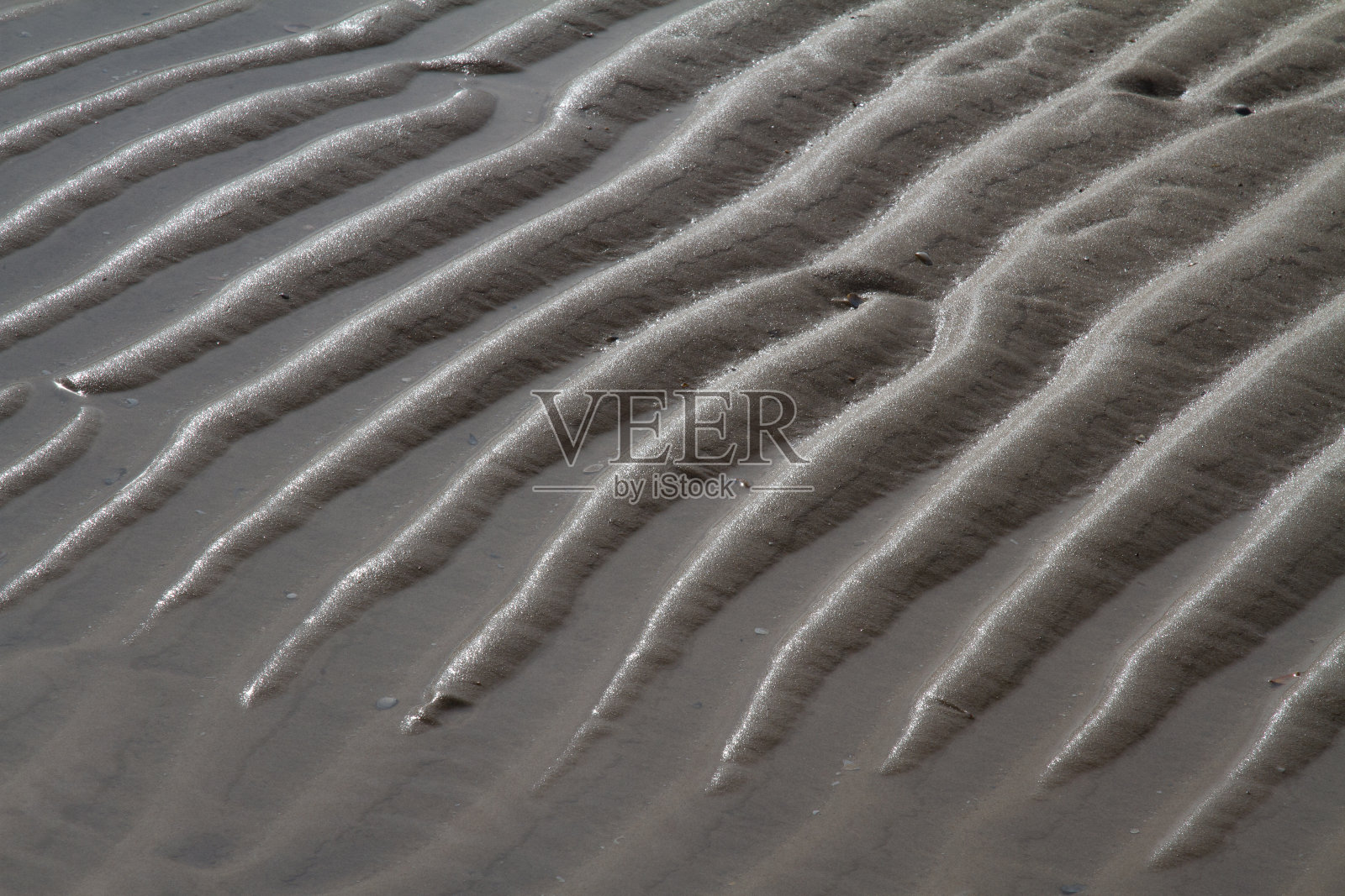 海浪在沙滩上留下的痕迹照片摄影图片