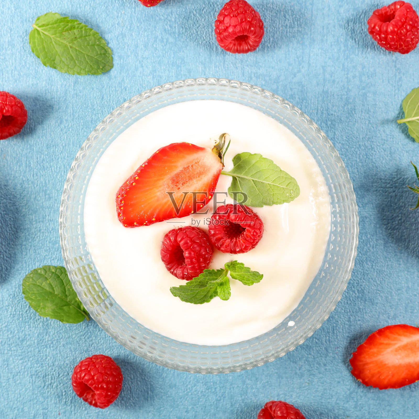 一碗酸奶和水果照片摄影图片