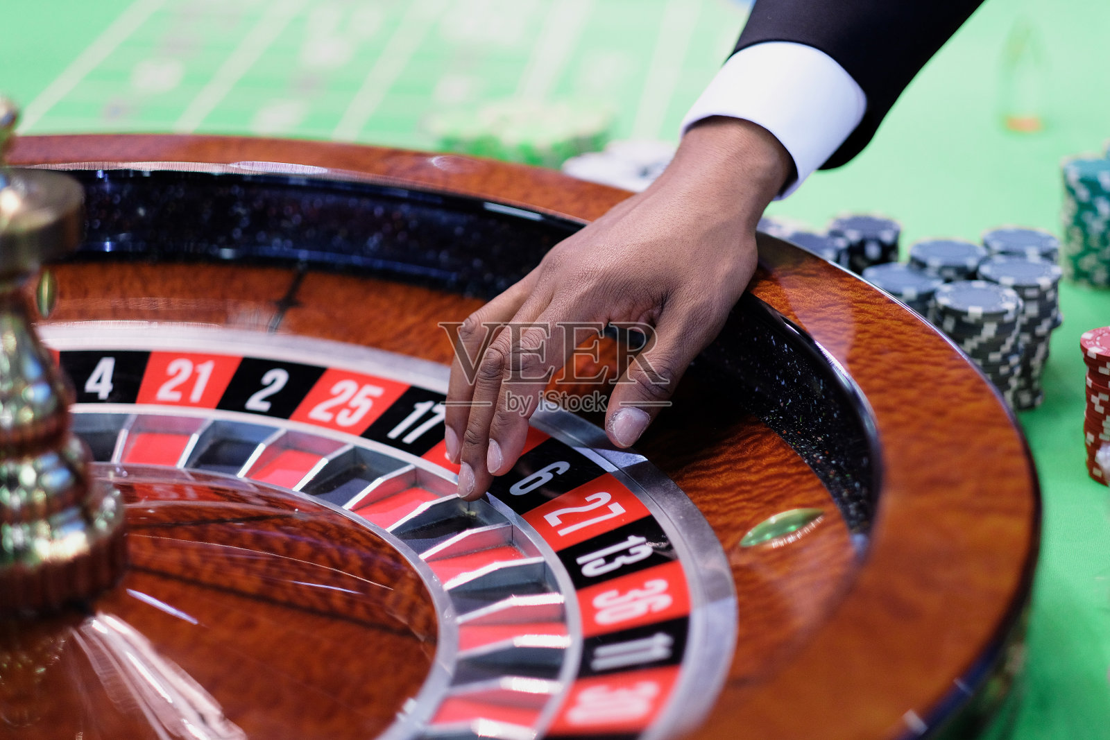 轮盘赌赌场里的轮盘赌游戏照片摄影图片