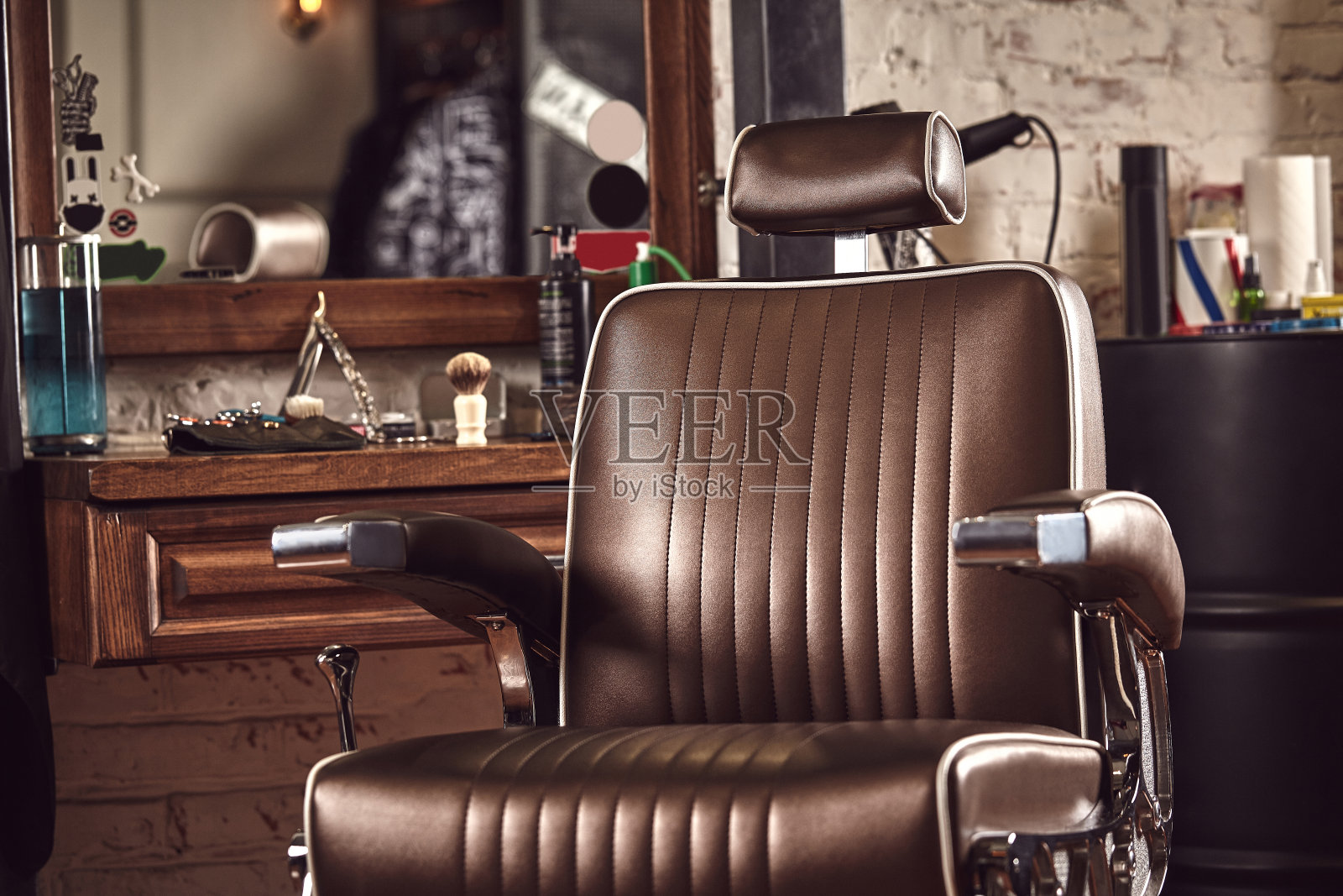 理发店扶手椅。现代美发店和男士理发厅。照片摄影图片