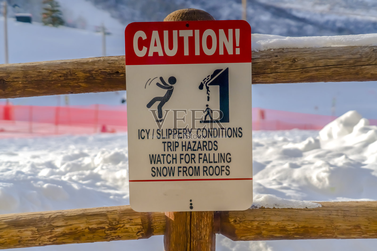 木栅栏上有防雪的警告标志照片摄影图片