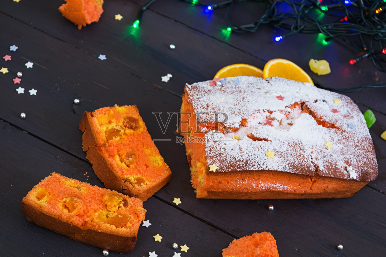 圣诞背景上有橘子和杏干的纸杯蛋糕照片摄影图片