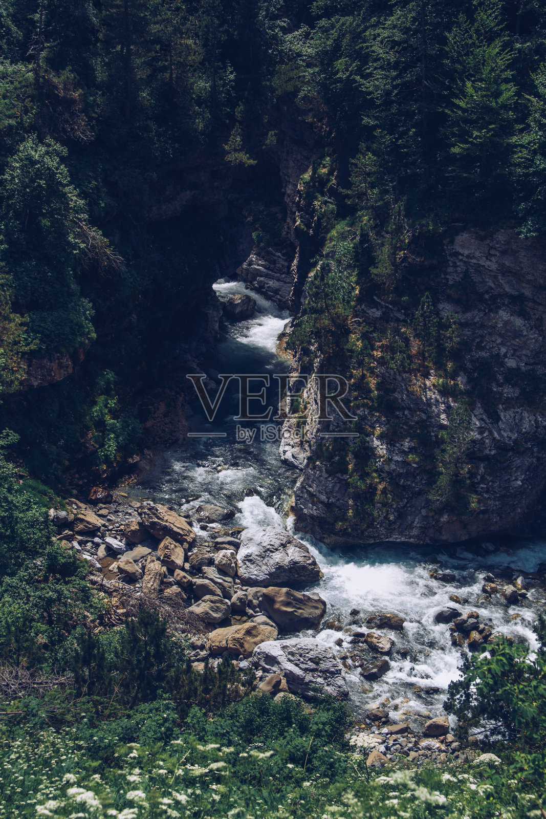 位于法国比利牛斯山脉加瓦尼瀑布附近的一条河流照片摄影图片