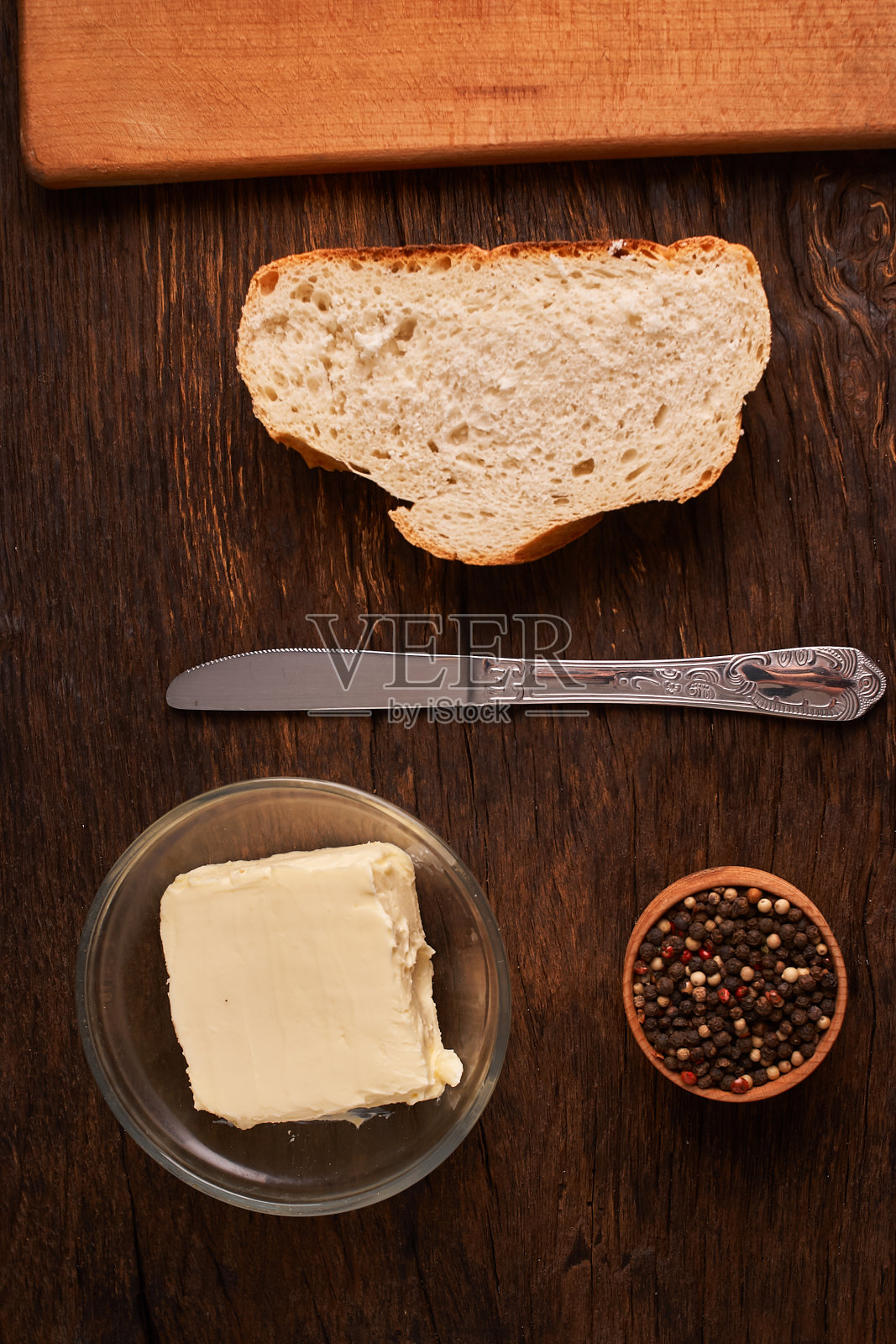 面包和黄油。自制食物的概念。近距离照片摄影图片