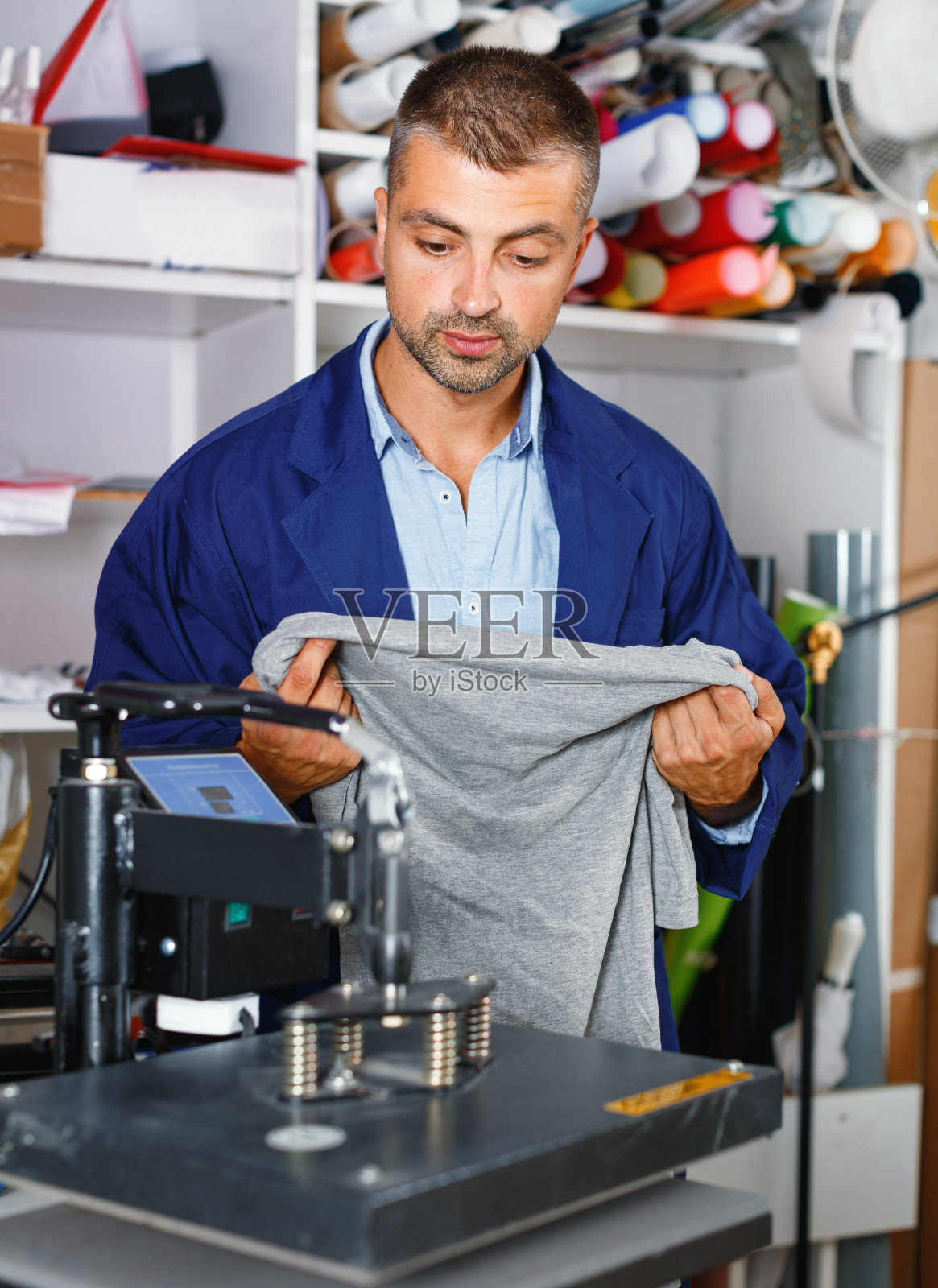男工人在衬衫上印刷照片摄影图片