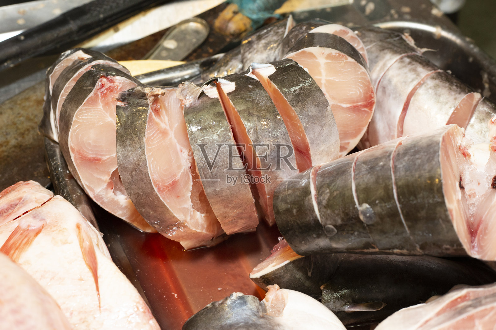 哥伦比亚市场上的鲶鱼片照片摄影图片