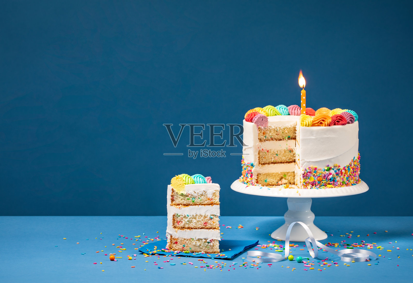 色彩缤纷的生日蛋糕照片摄影图片