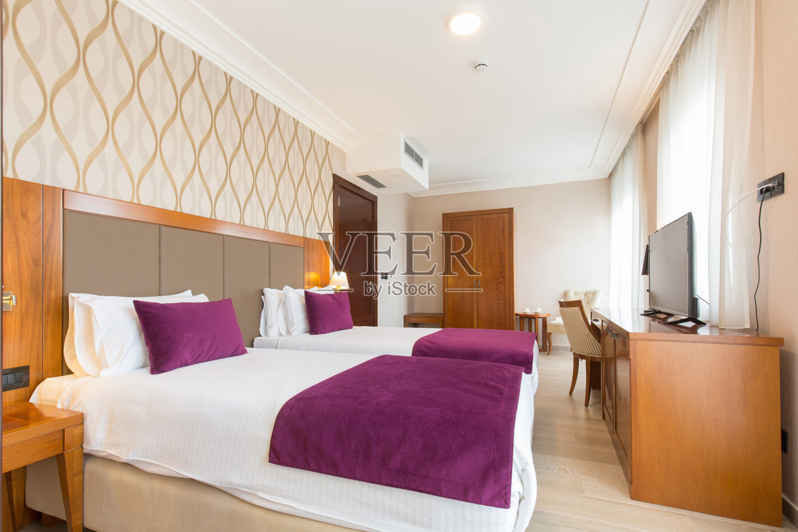 一个现代的新双人床酒店卧室的内部照片摄影图片