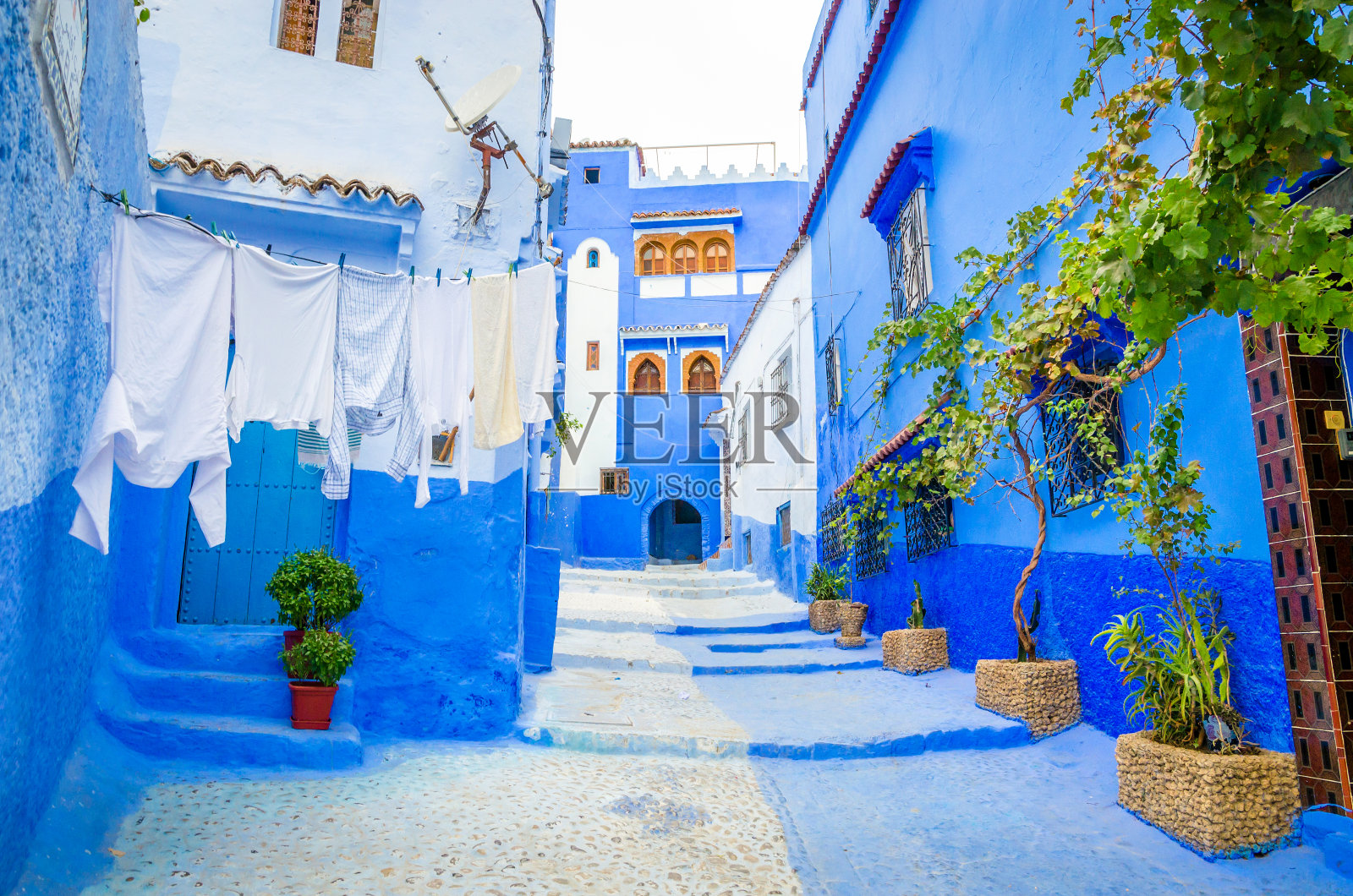 美丽的蓝色麦地那街道在城市舍夫沙万，非洲，摩洛哥照片摄影图片