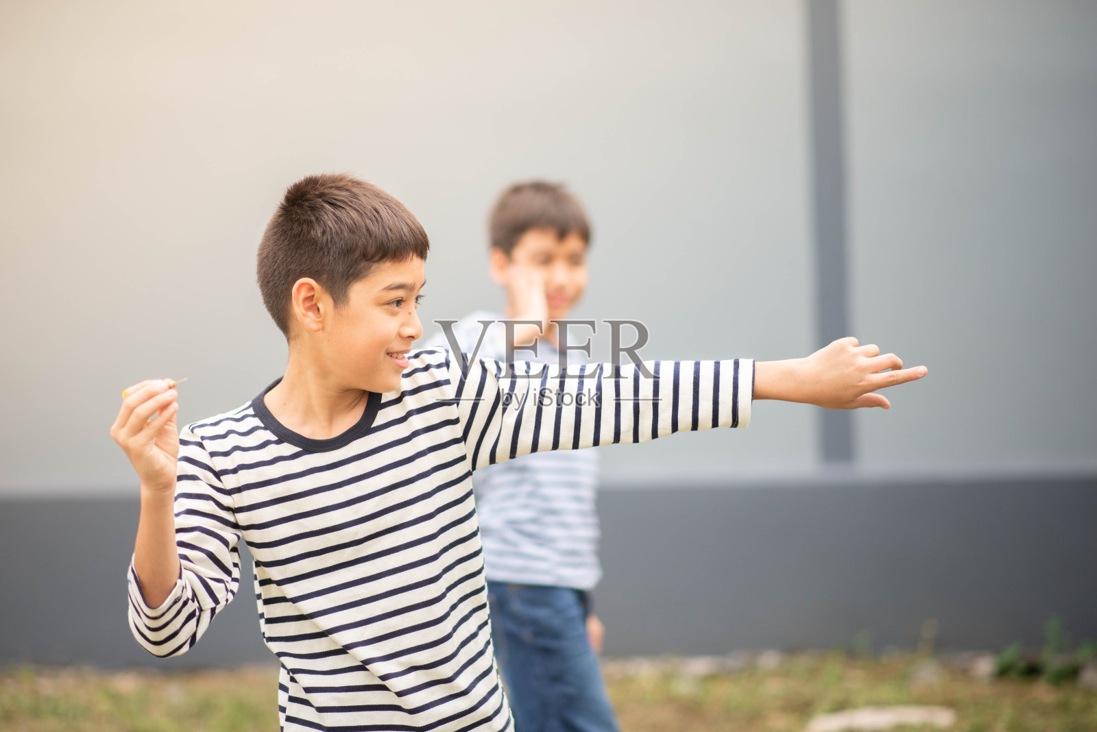 小男孩玩飞镖板家庭户外活动照片摄影图片