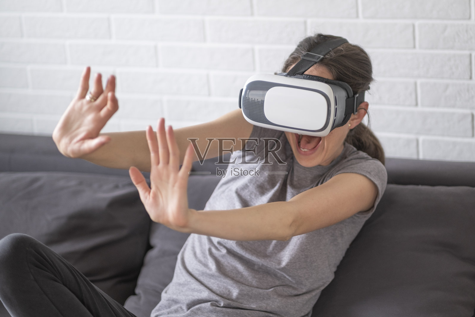 戴着VR眼镜的女人。照片摄影图片