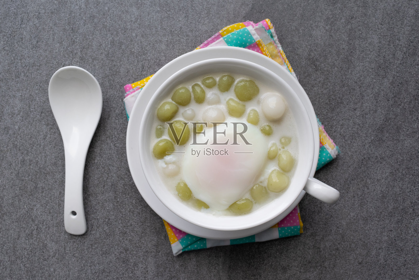 香兰泰国糯米球(Bua Loi)在白色碗桌上，煮鸡蛋。照片摄影图片