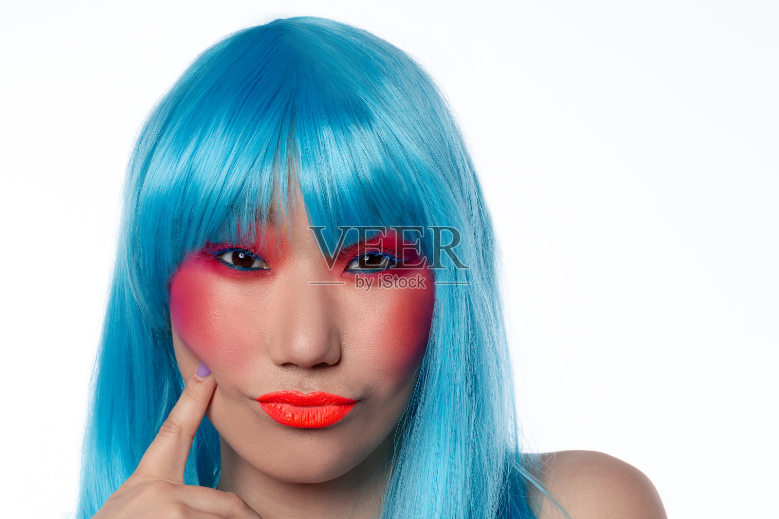 年轻的亚洲女人与彩色化妆戴蓝色假发照片摄影图片