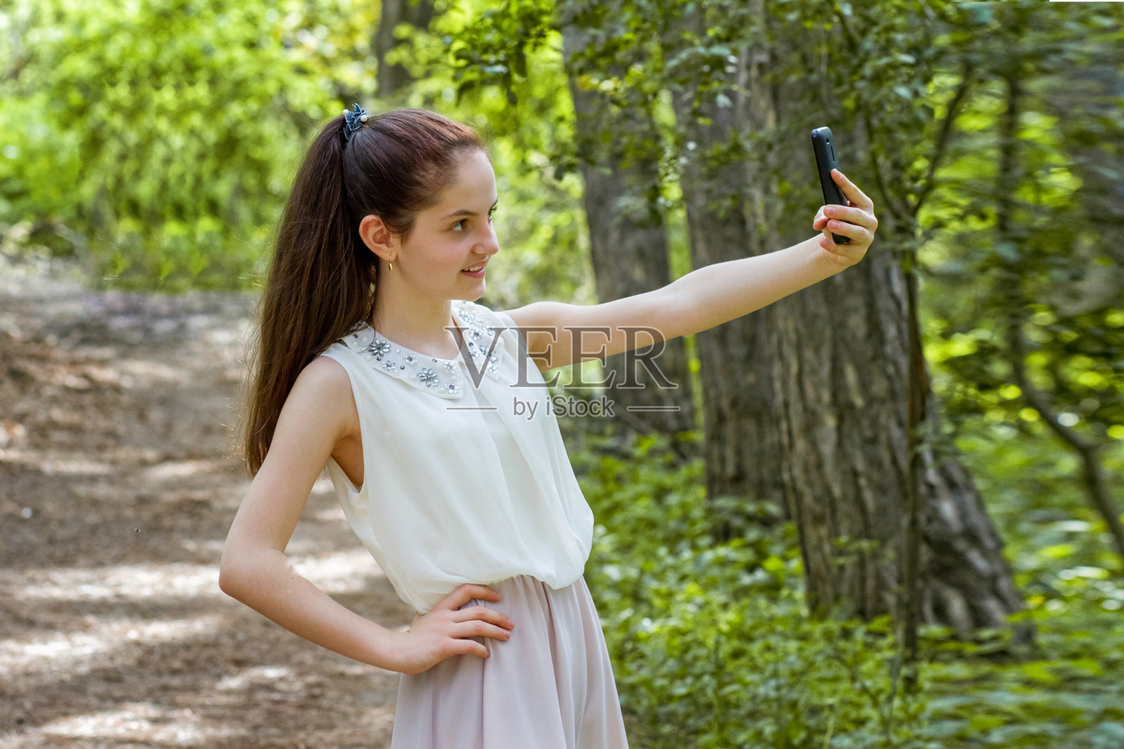 生活方式照片美丽的女孩拍摄在智能手机上照片摄影图片