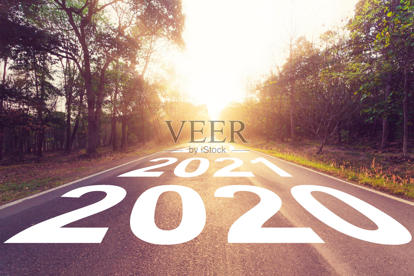 空旷的沥青路和2020年的概念。在通往2020年目标的空路上行驶。照片摄影图片