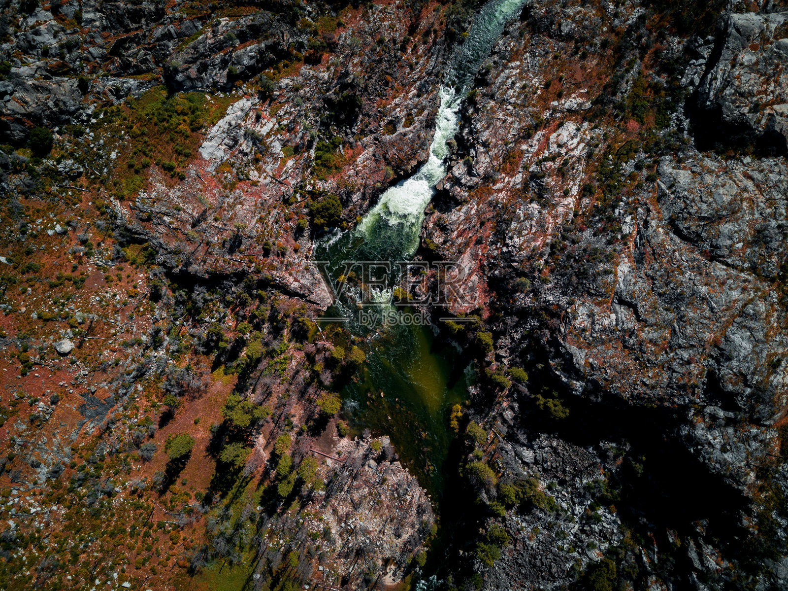 从上到下，内华达山脉的河流照片摄影图片