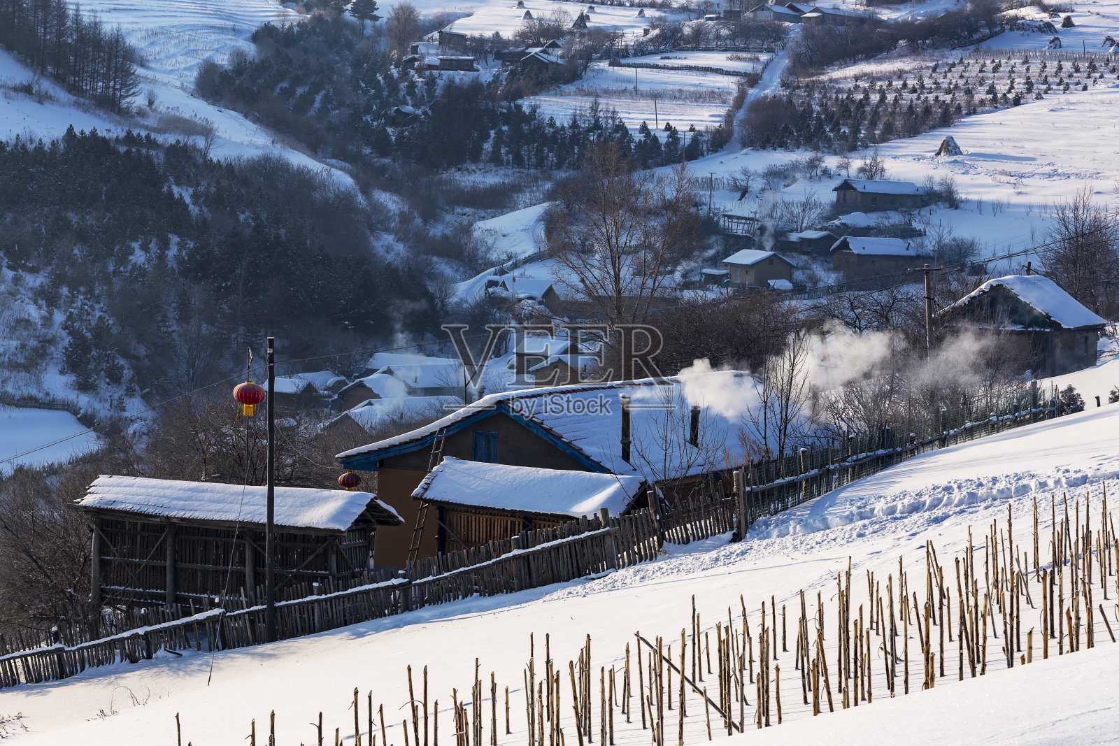 冬天在山上的村庄照片摄影图片