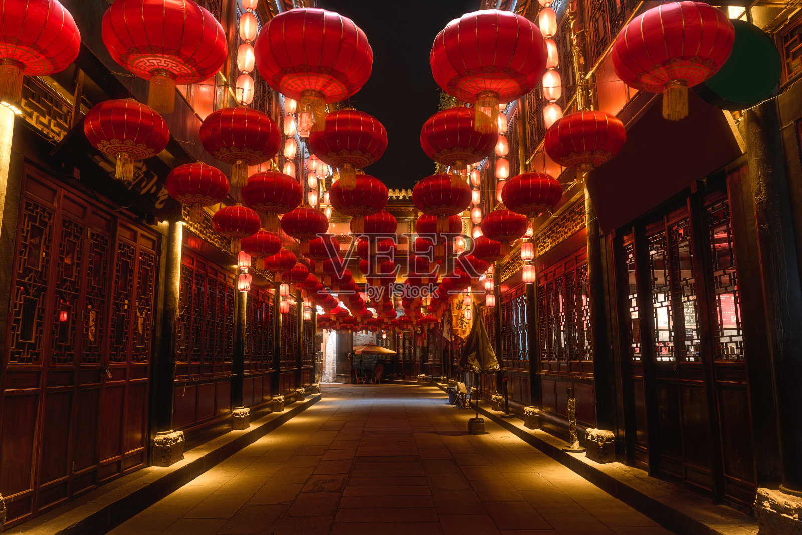 在中国农历新年期间，成都锦鲤的传统红灯笼。碑文上的汉字表示“小吃”，旗子上的汉字表示“奶茶”，照片摄影图片