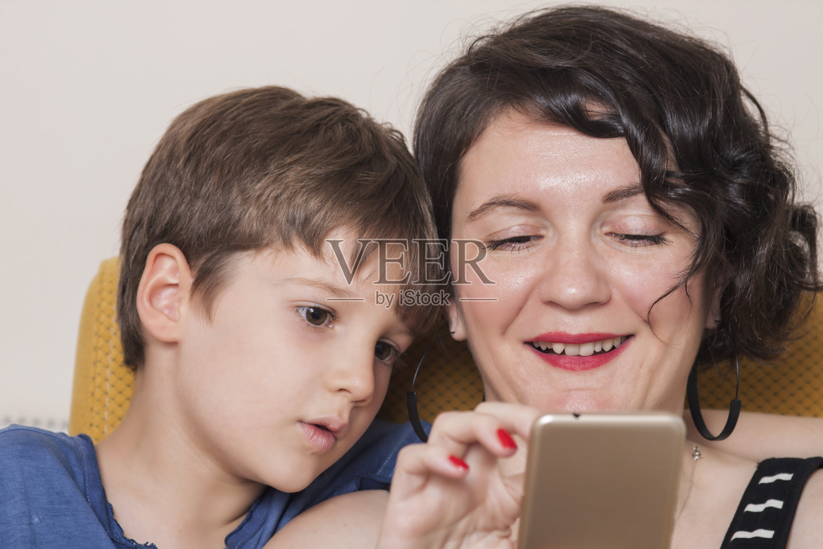 母亲和她的孩子在看什么照片摄影图片