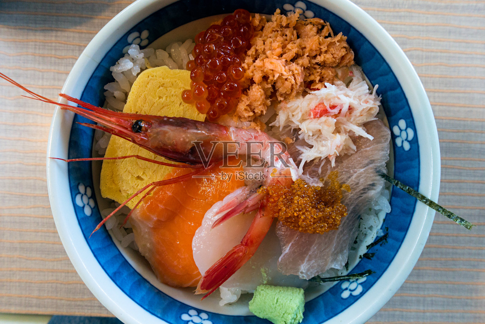一种传统的日本海鲜米饭照片摄影图片