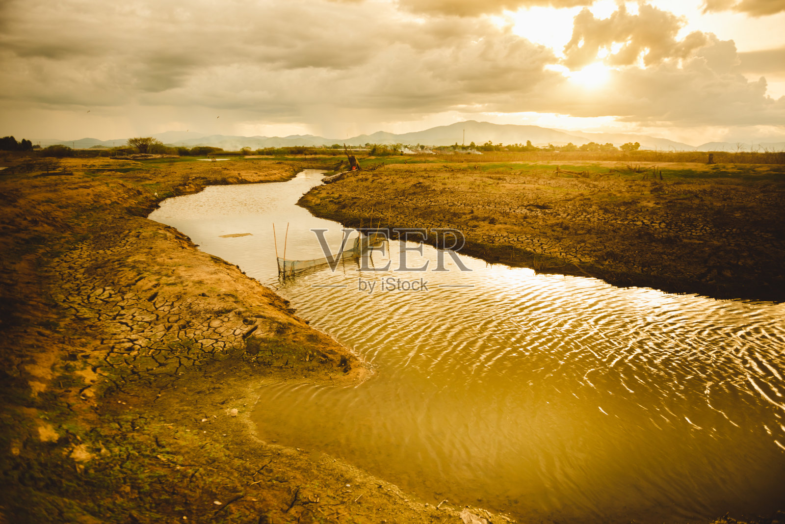 运河里的水正在干涸，水危机和气候变化或干旱的概念。照片摄影图片