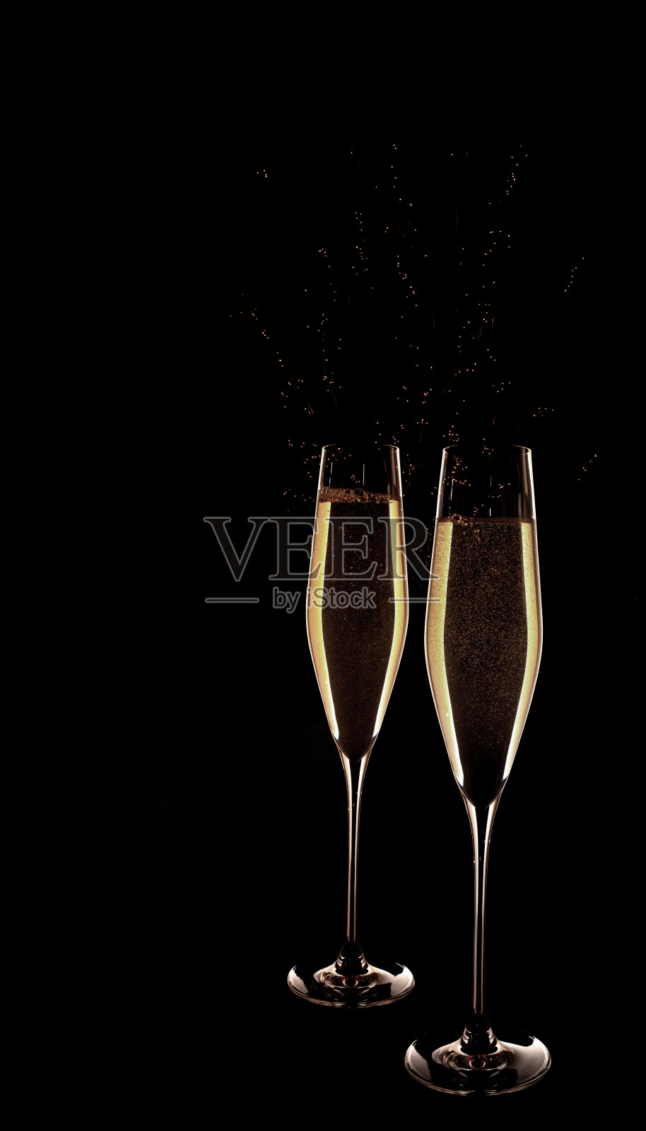 两杯香槟孤立在黑色背景下照片摄影图片