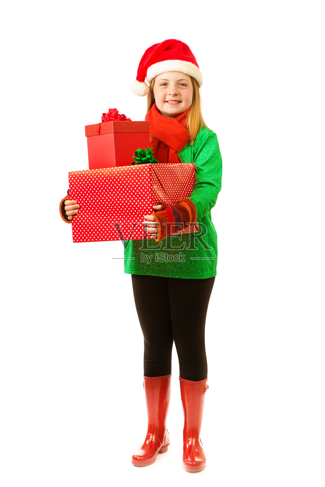 年轻女孩戴着圣诞老人帽与圣诞礼物的白色背景照片摄影图片