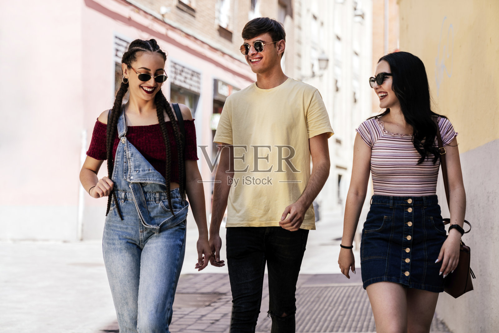 三个朋友在马德里聊天和散步照片摄影图片