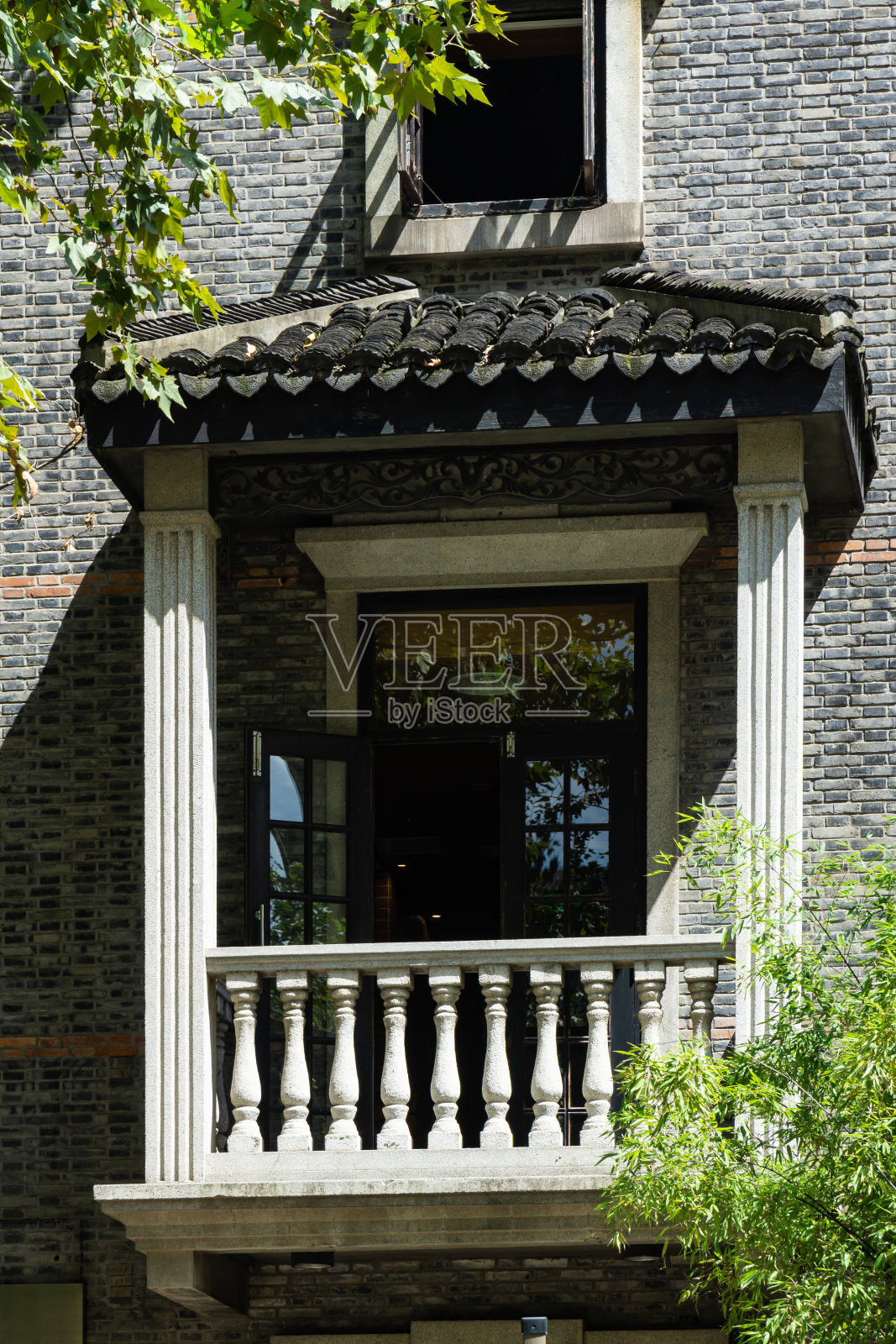 这是老建筑的阳台，是上海经典的老建筑风格照片摄影图片