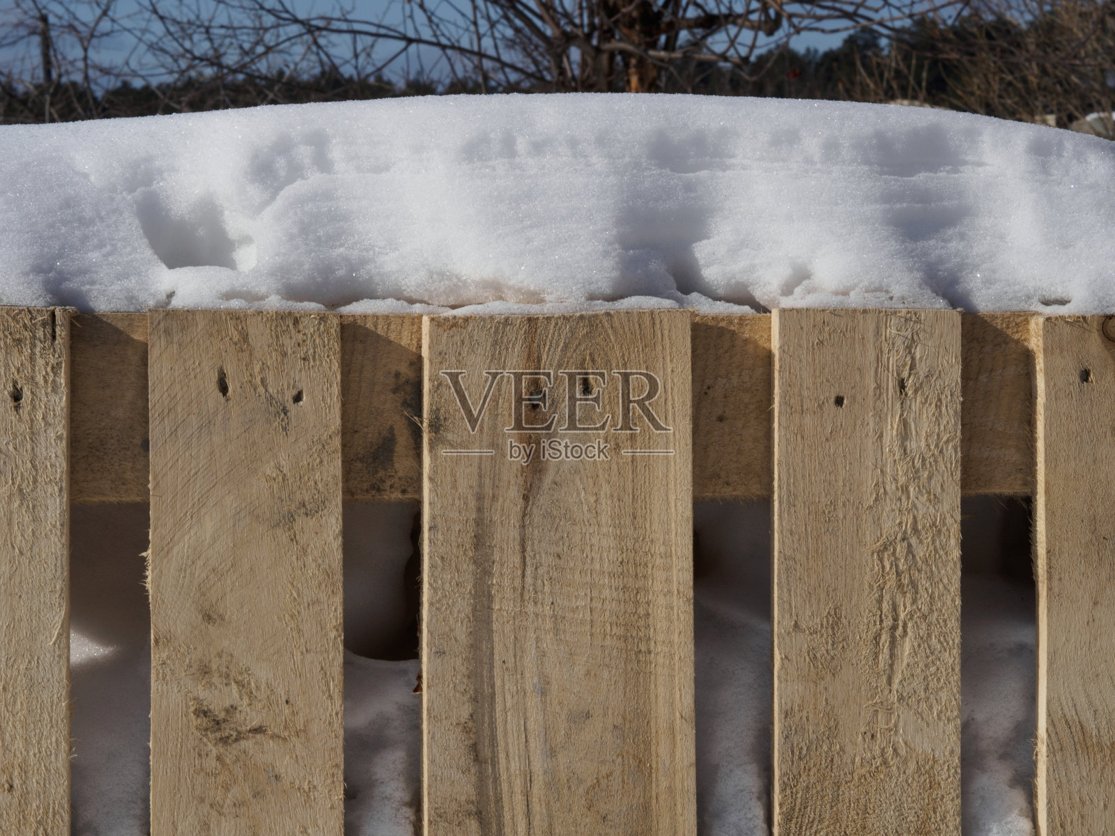 雪覆盖木板栅栏照片摄影图片